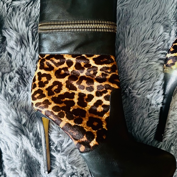 Micheal Kors leather Boots - Picture 9 of 9